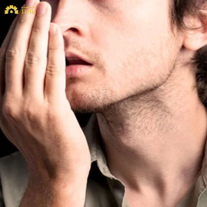 Vi khuẩn trong khoang miệng xâm nhập vào lợi, gây kích ứng và dẫn đến sưng viêm