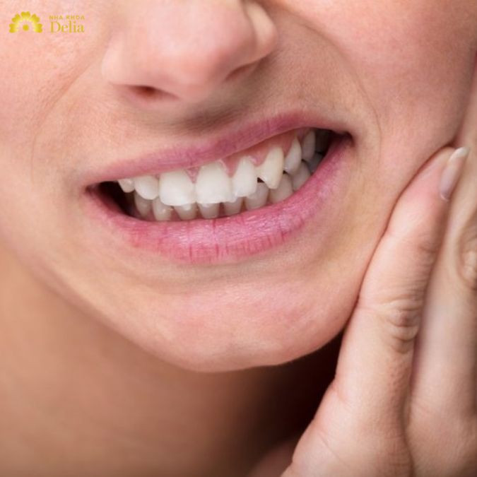 Hậu quả của việc chết tủy là cơn đau nhức dai dẳng, âm ỉ vùng chân răng, khiến người bệnh cảm thấy khó chịu