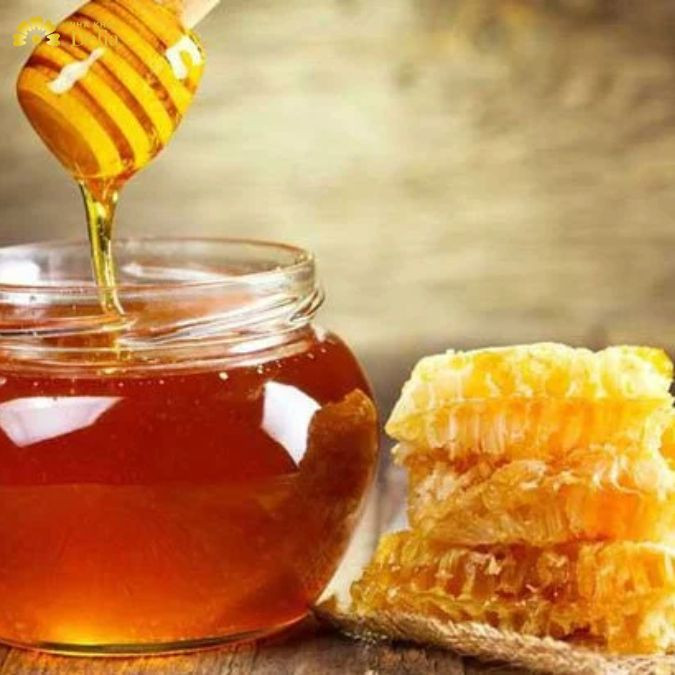 Bạn có thể dùng bông gòn hoặc tăm bông thấm một lượng mật ong vừa đủ và bôi trực tiếp lên vùng nướu bị viêm