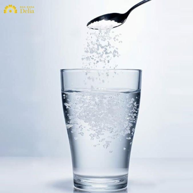 Bên cạnh việc điều trị y khoa, sử dụng nước muối sinh lý cũng là một phương pháp hiệu quả hỗ trợ giảm viêm