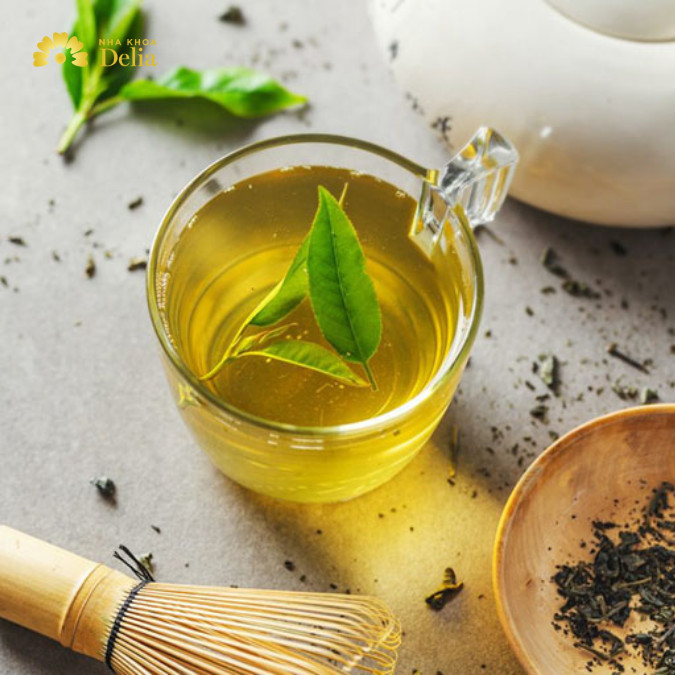 Uống hoặc súc miệng với trà xanh để trị hôi miệng tức thì