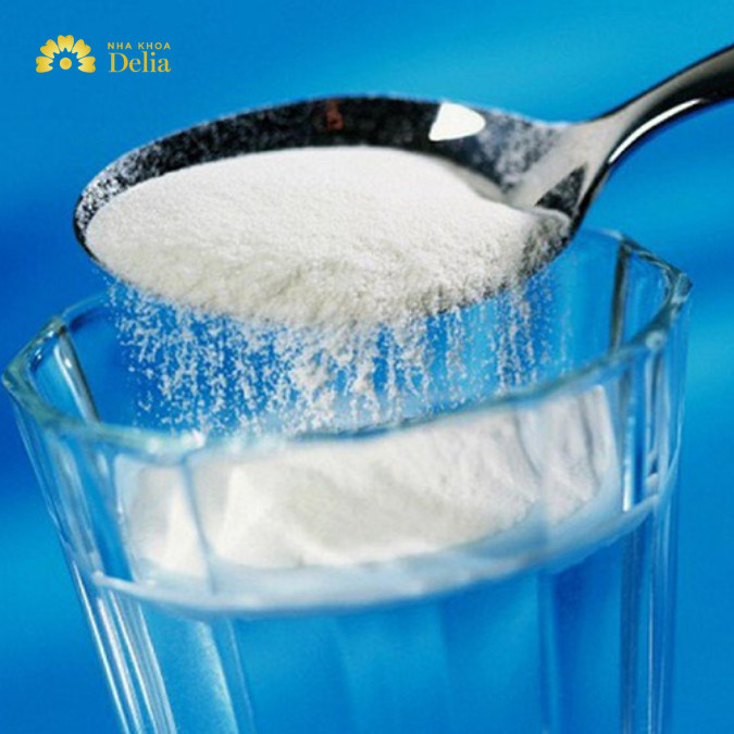 Nước muối là một giải pháp đơn giản nhưng hiệu quả để trị hôi miệng tại nhà