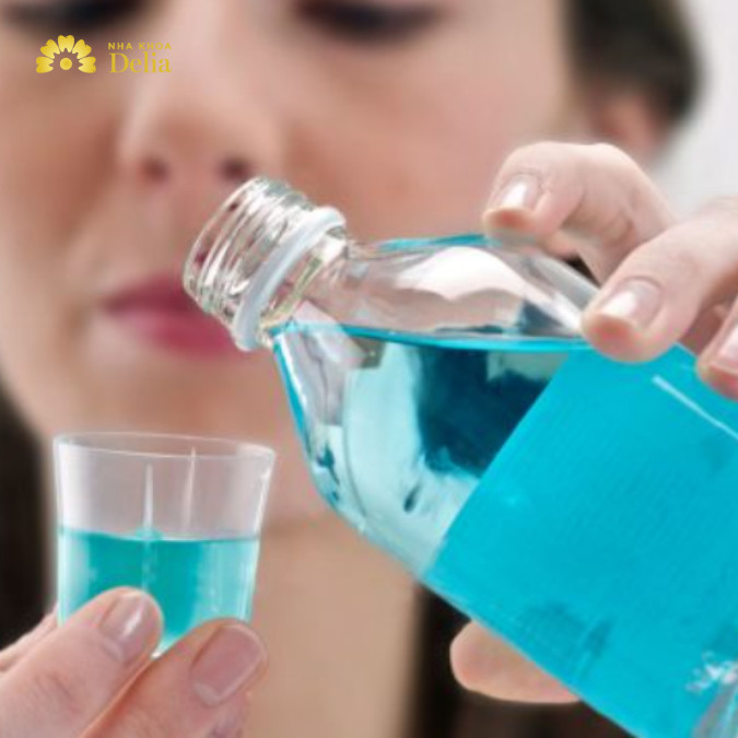 Sử dụng các sản phẩm chuyên dụng như nước súc miệng hay kem đánh răng đặc trị hôi miệng