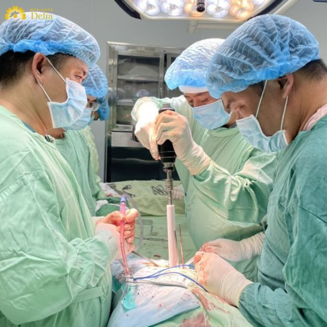 Trong trường hợp đau khớp cắn nặng, không thể điều trị bằng các biện pháp thông thường, bác sĩ có thể tiến hành phẫu thuậ