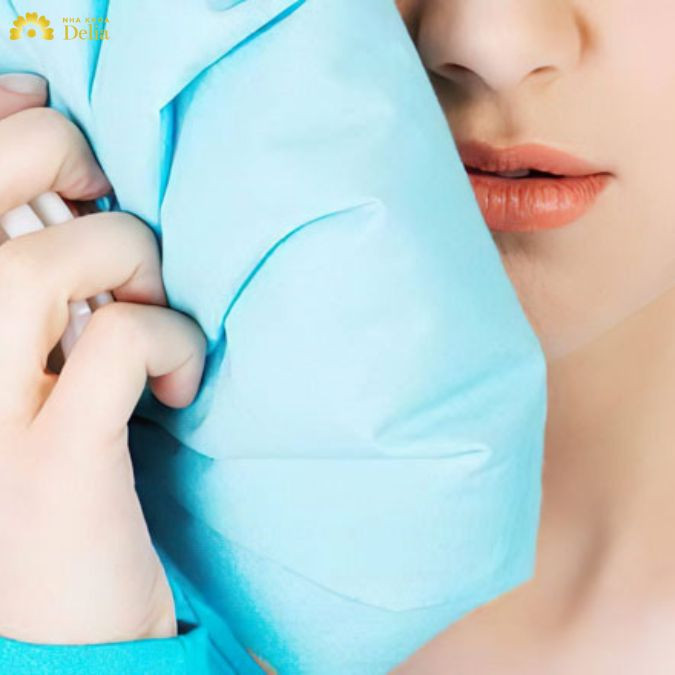 Ngoài ra muốn giảm đau nhức nhanh bạn cũng có thể chườm nóng hoặc lạnh lên vị trí khớp bị đau