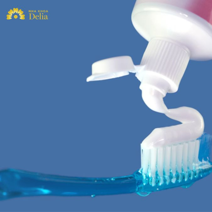 Sử dụng kem đánh răng chứa fluoride hai lần mỗi ngày