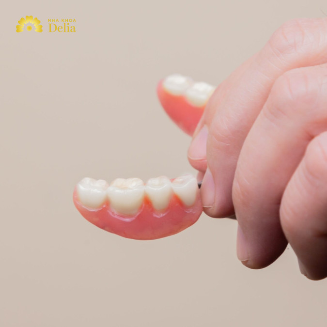 Một trong những ưu điểm lớn của hàm tháo lắp nhựa cứng là dễ dàng vệ sinh và bảo quản.