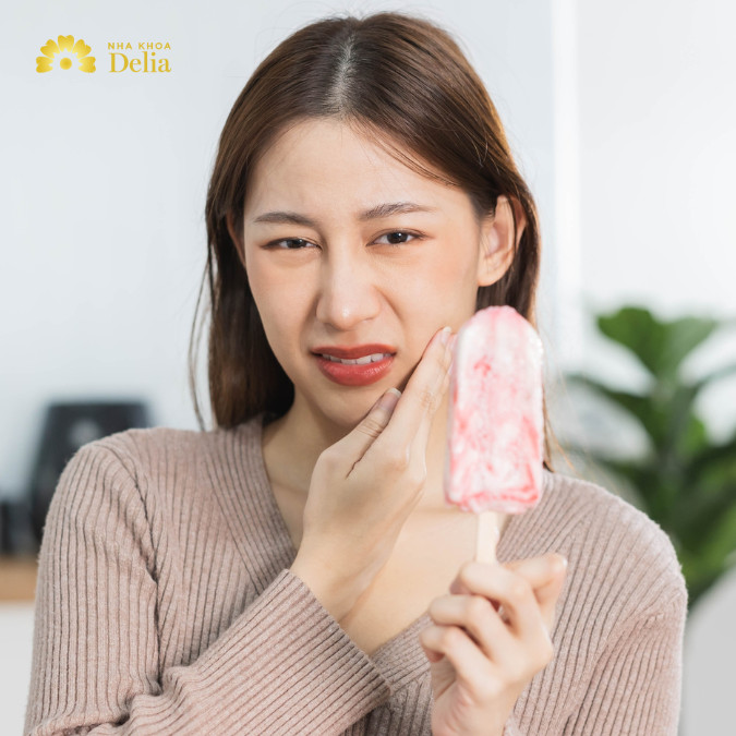 Nguyên nhân khiến răng bị ê buốt có thể do sâu răng, mòn men răng, chải răng mạnh...