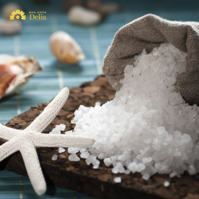 Muối biển tự nhiên là thành phần chính và quan trọng nhất trong kem đánh răng muối.