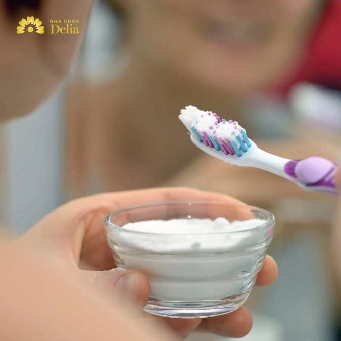 Fluoride và các khoáng chất bổ sung trong kem đánh răng muối giúp bảo vệ và tái tạo men răng.