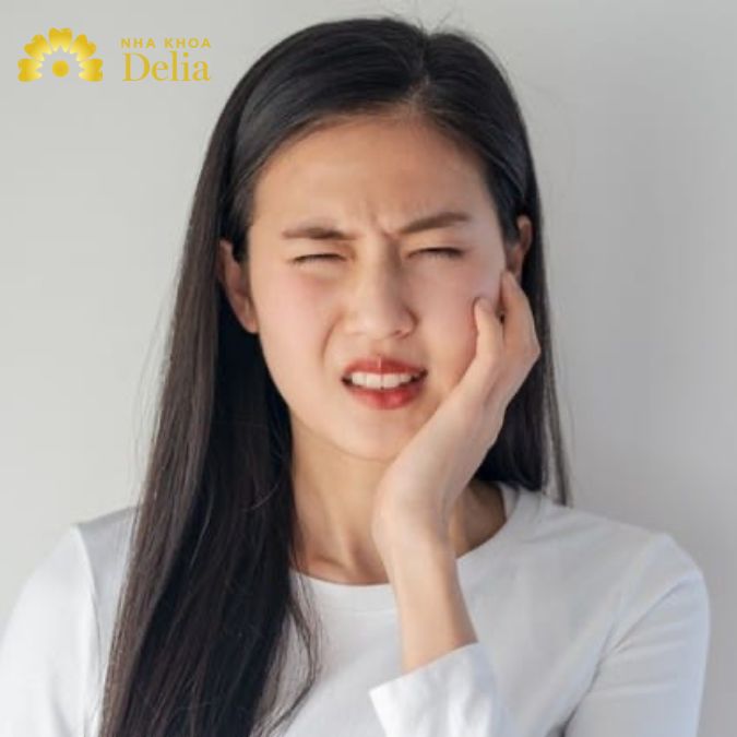 Người bệnh mắc các bệnh lý như viêm nướu, viêm nha chu, có nền răng yếu hoặc men răng bị mòn dễ gặp ê buốt sau khi lấy cao răng.