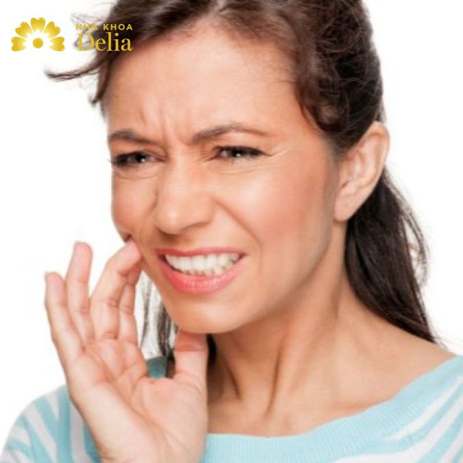 Pha nước muối với nồng độ 0,9%, không quá mặn để tránh kích ứng nướu