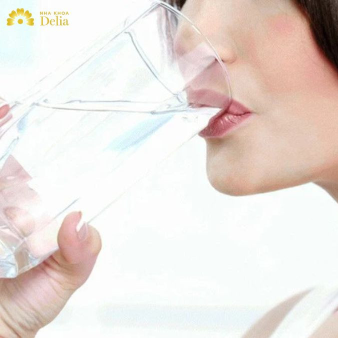 Sử dụng nước muối để giảm đau răng