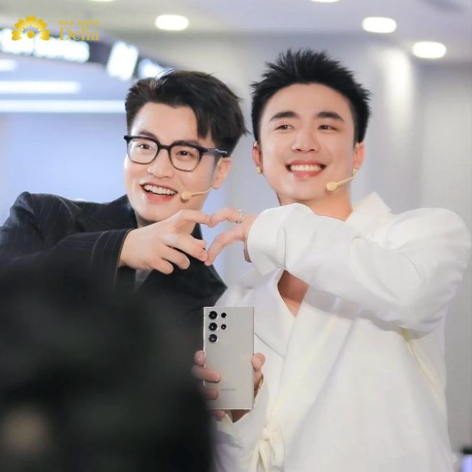 Tuy nhiên nếu như sở hữu thêm một hàm răng trắng sáng thì chắc chắn hậu vận của cả hai sẽ còn thăng hoa hơn nữa