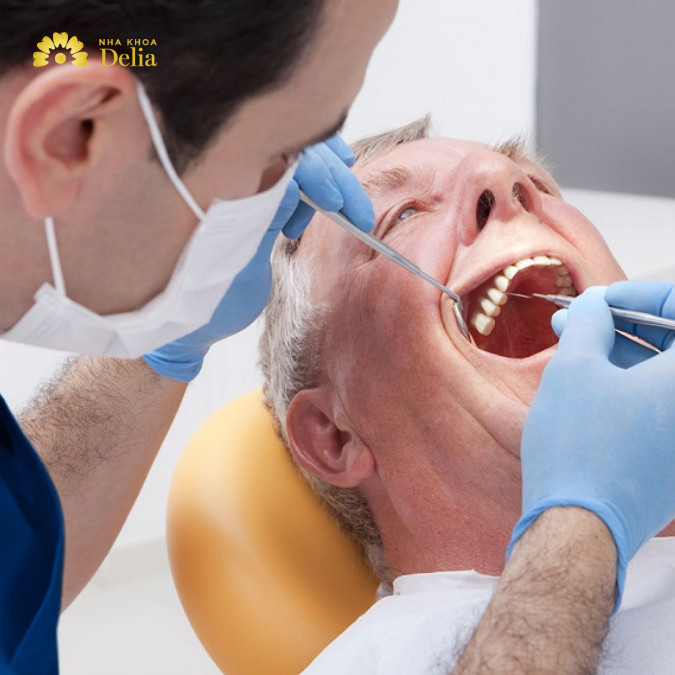 Người già rất dễ mắc các bệnh lý nha khoa như viêm nướu, sâu răng