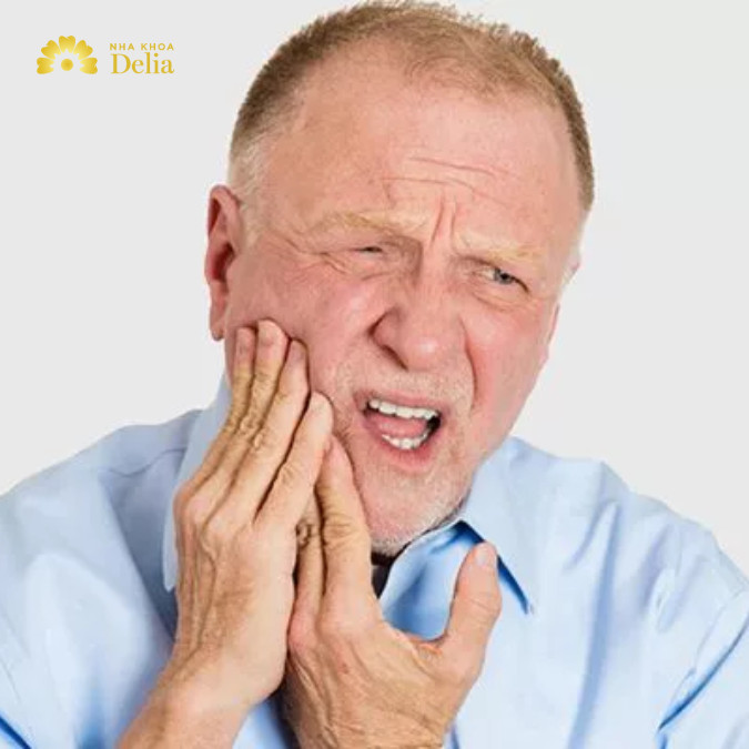 Răng yếu, lung lay và dễ gãy ở người già khiến việc ăn nhai khó khăn