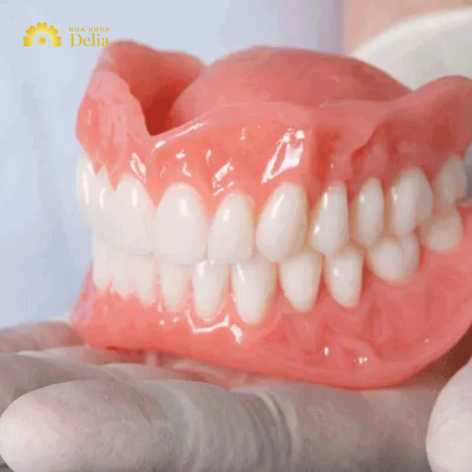 Răng giả silicon có thể cần điều chỉnh thường xuyên để duy trì sự vừa vặn và thoải mái cho người dùng.