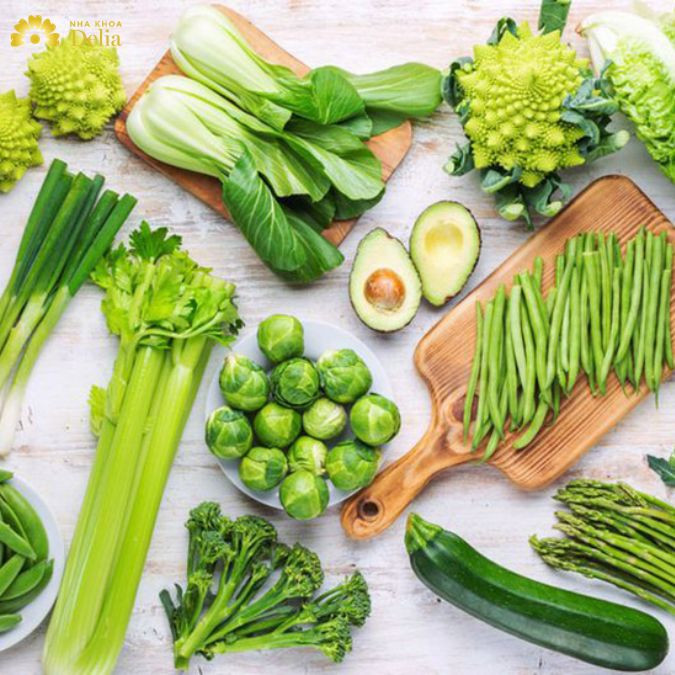 au xanh và trái cây mềm cung cấp vitamin và khoáng chất cần thiết cho cơ thể, giúp tăng cường sức đề kháng và hỗ trợ quá trình lành thương của răng