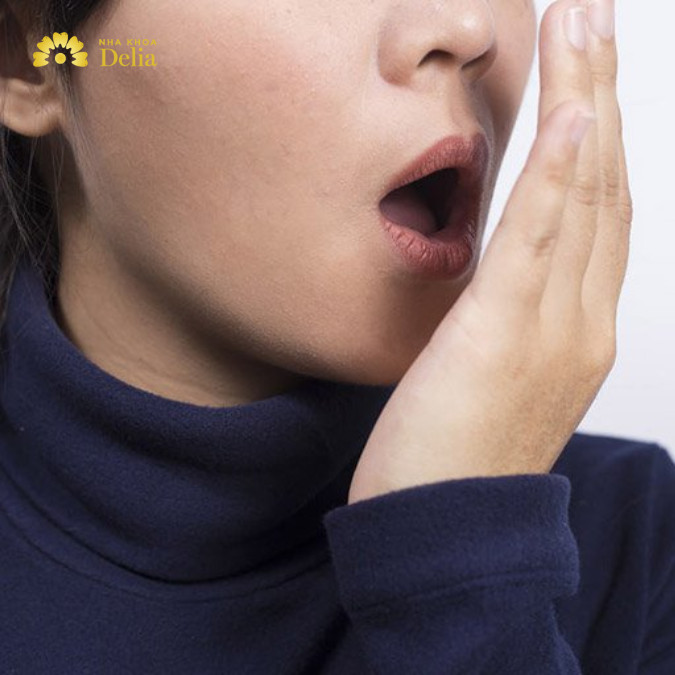 Hơi thở có mùi hôi là một triệu chứng khác của sưng mộng răng.