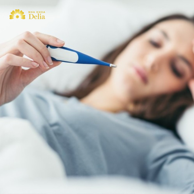 Nhiễm trùng nặng do sưng mộng răng có thể gây sốt và mệt mỏi