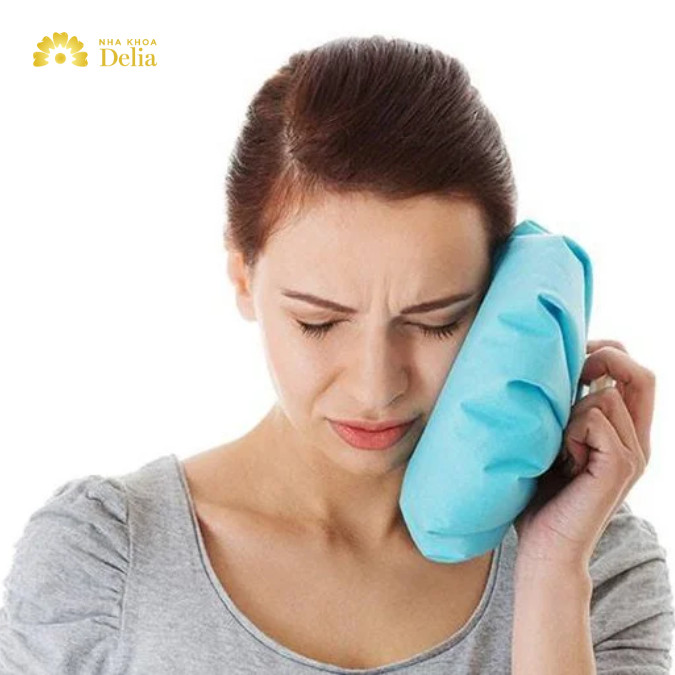 Chườm lạnh là biện pháp giảm sưng đau hiệu quả cho khu vực nướu đang bị sưng, viêm do sưng mộng răng.
