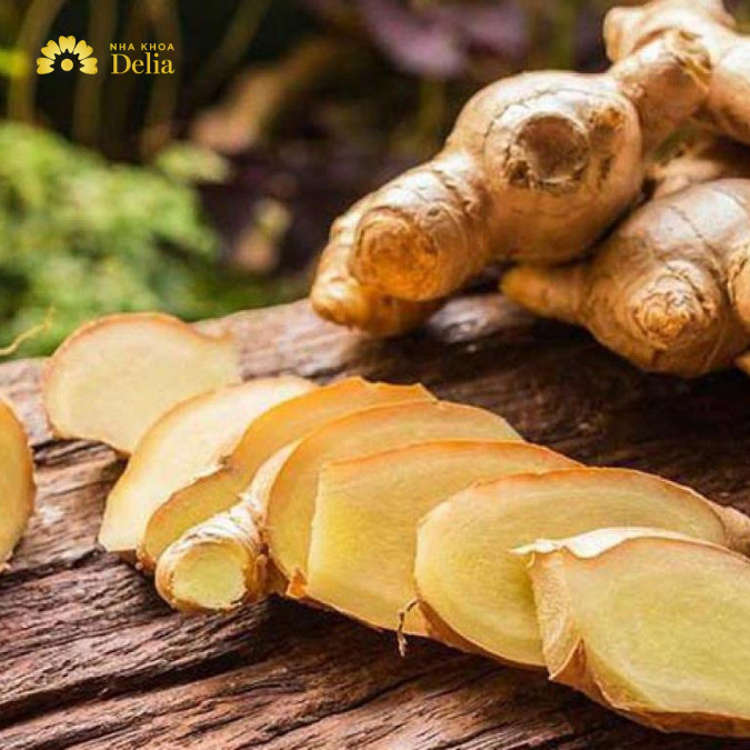 Gừng có tính kháng khuẩn và kháng viêm rất mạnh, giúp giảm sưng và đau nướu hiệu quả.