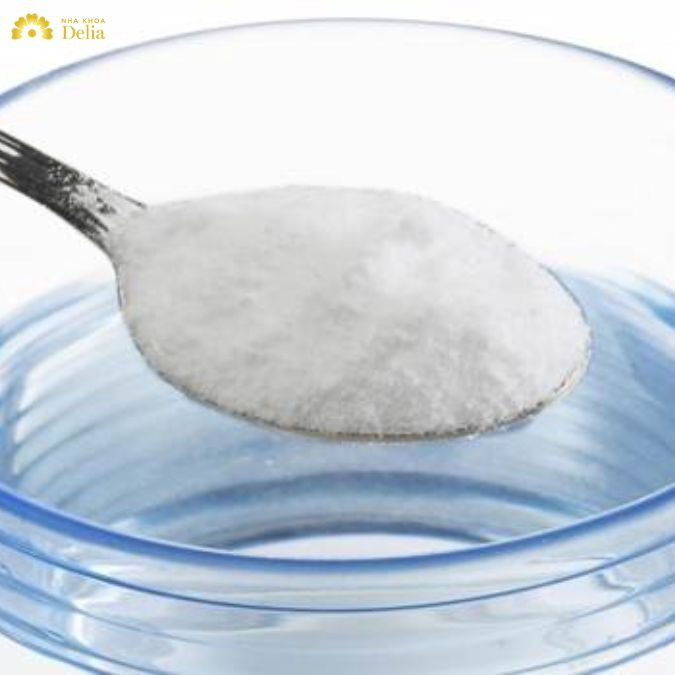 Súc miệng bằng nước muối ấm