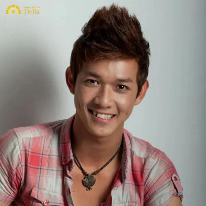Nếu so sánh hình ảnh quá khứ với thời điểm hiện tại có thể thấy hàm răng của Song Luân đã có nhiều điểm khác biệt.