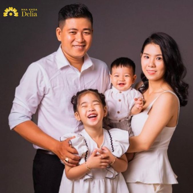 Tư thế chụp ảnh kinh điển nhất mà bạn có thể tham khảo cho gia đình của mình chính là đứng thẳng, nhìn vào máy ảnh