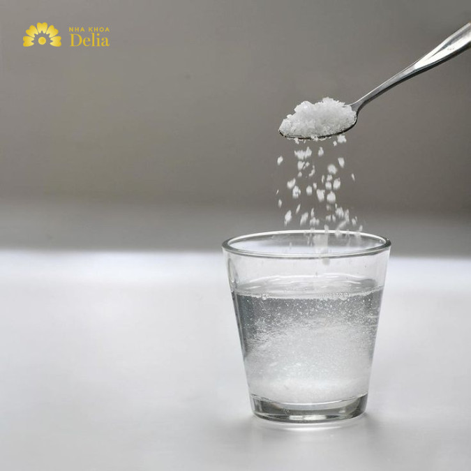 Súc miệng nước muối là phương pháp đơn giản và hiệu quả nhất để giảm đau răng tại nhà