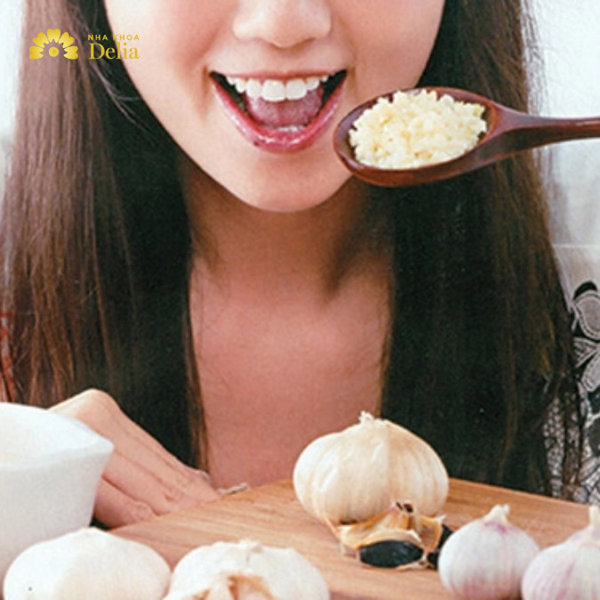 Tỏi là gia vị chứa hàm lượng allicin cực cao, giúp kháng khuẩn rất tốt nên có thể giảm đau răng hiệu quả