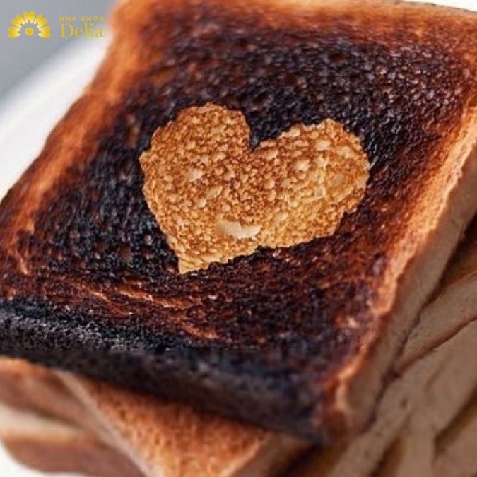 Bánh mì cháy tưởng chừng như vô dụng, nhưng lại mang đến hiệu quả làm trắng răng bất ngờ
