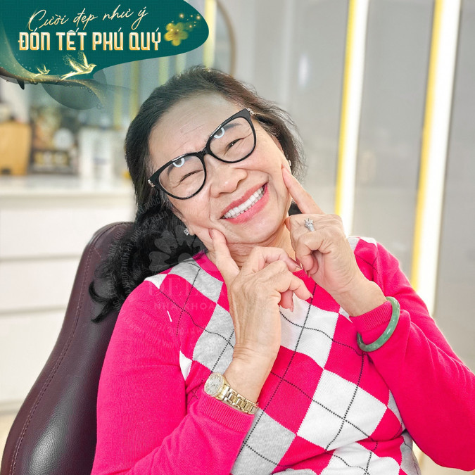 Răng Implant không chỉ đẹp mà còn rất chắc khỏe. Đội ngũ bác sĩ tại Delia rất chuyên nghiệp và tận tình, giúp tôi cảm thấy thoải mái suốt quá trình điều trị - Cô Việt Mai chia sẻ