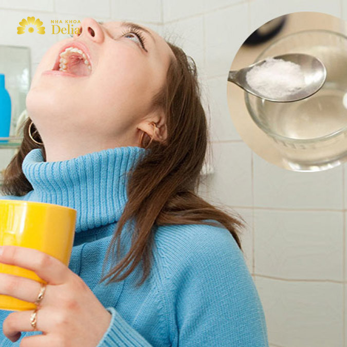 24 giờ sau nhổ răng, nhẹ nhàng súc miệng bằng nước muối ấm để giữ vệ sinh và giảm sưng