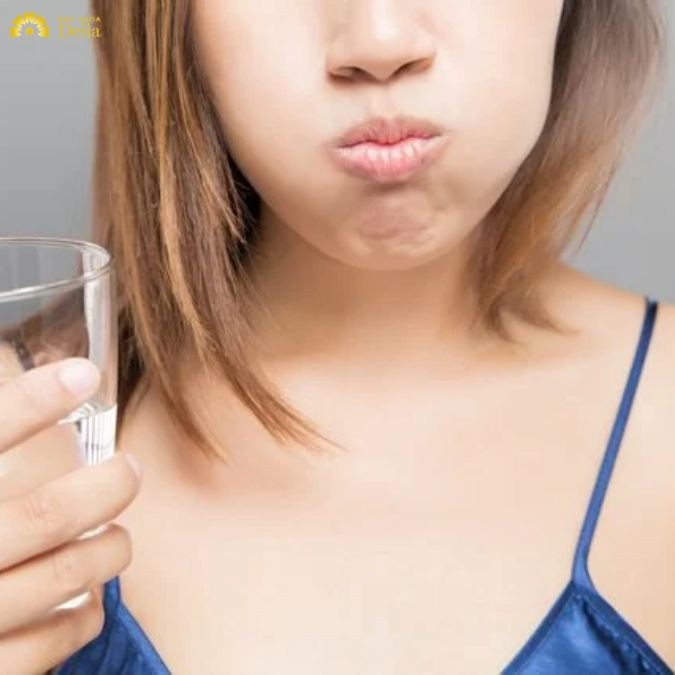 Súc miệng bằng nước muối sẽ khiến cho vi khuẩn gây hại được loại bỏ đồng thời cải thiện tình trạng đau rát họng