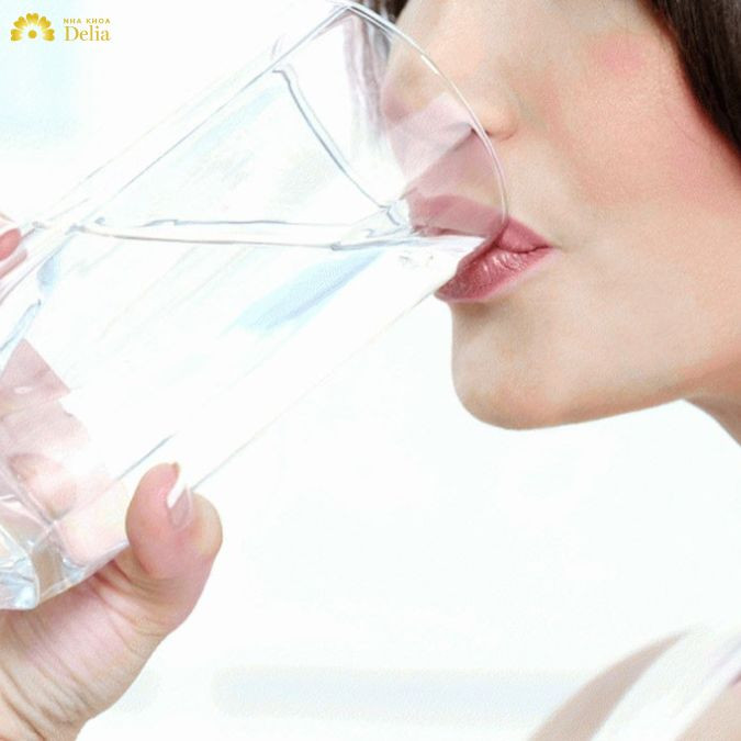 theo nhiều chuyên gia thì việc súc miệng bằng nước ấm sẽ tốt hơn