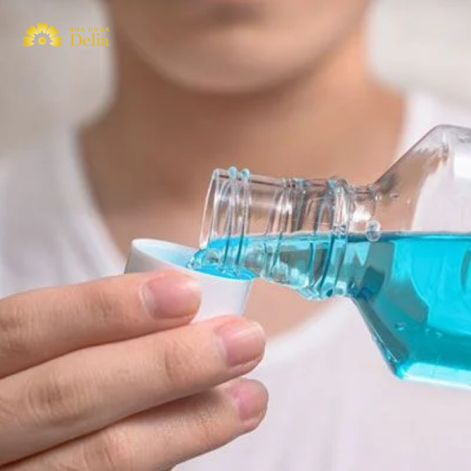 Chăm sóc răng số 4 bằng cách sử dụng thêm nước súc miệng kháng khuẩn sau bước đánh răng