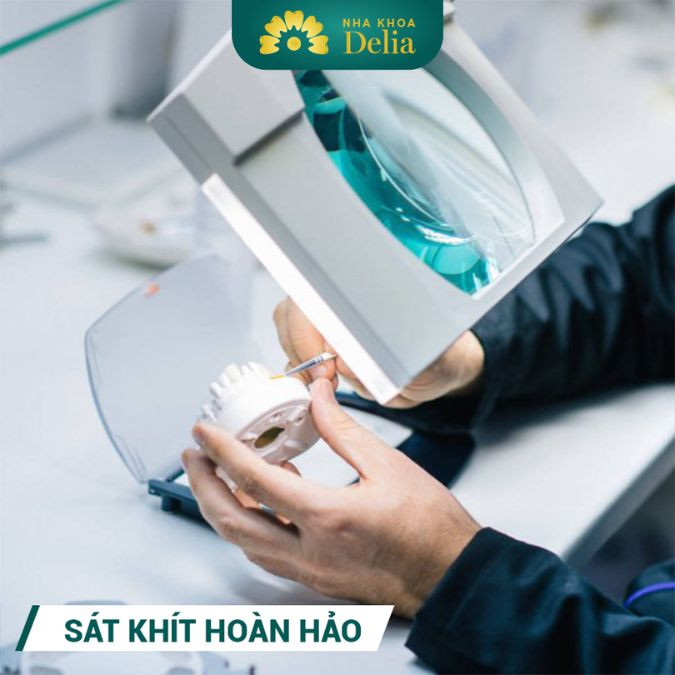 Máy mài và cắt CEREC được điều khiển bởi phần mềm chuyên dụng