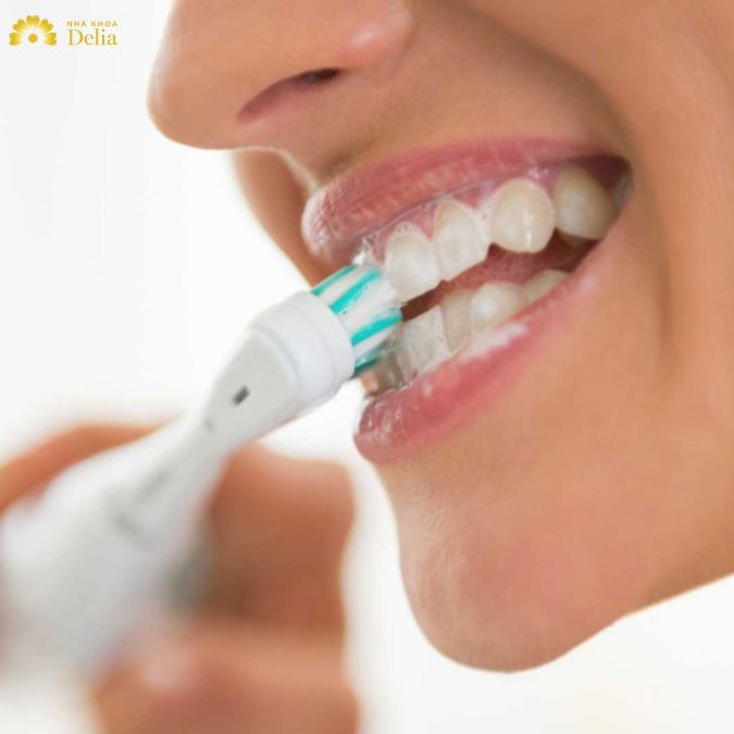 Bàn chải điện với chuyển động rung/xoay tốc độ cao giúp đánh bay mảng bám hiệu quả