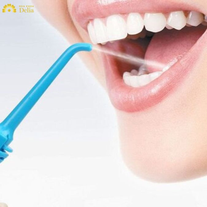 Sau đó bạn hướng dòng nước vào kẽ răng và dưới đường viền nướu