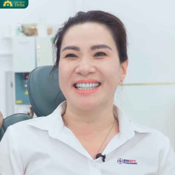 Mỗi lần tái khám, bác sĩ đều kiểm tra kỹ lưỡng và đảm bảo rằng răng mới của tôi khớp đúng và chức năng tốt - Chị Như Lan chia sẻ