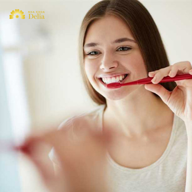 Bệnh nhân nên đánh răng ít nhất hai lần một ngày bằng kem đánh răng có fluoride để loại bỏ mảng bám và thức ăn thừa.