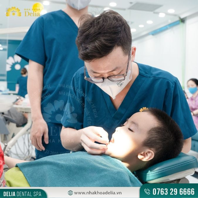 Bác sĩ tiến hành thăm khám để kiểm tra tình trạng răng bệnh nhân