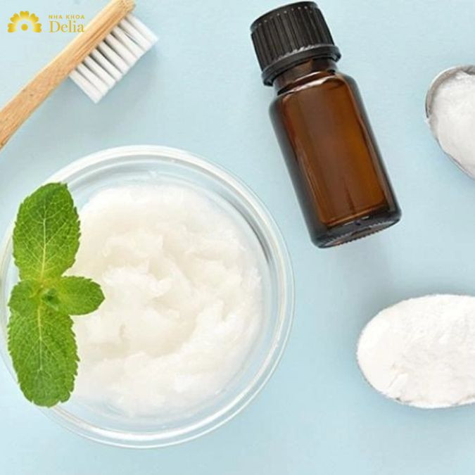 Baking soda có tính kiềm, giúp trung hòa axit và làm sạch bề mặt răng, từ đó mang lại hiệu quả làm trắng răng