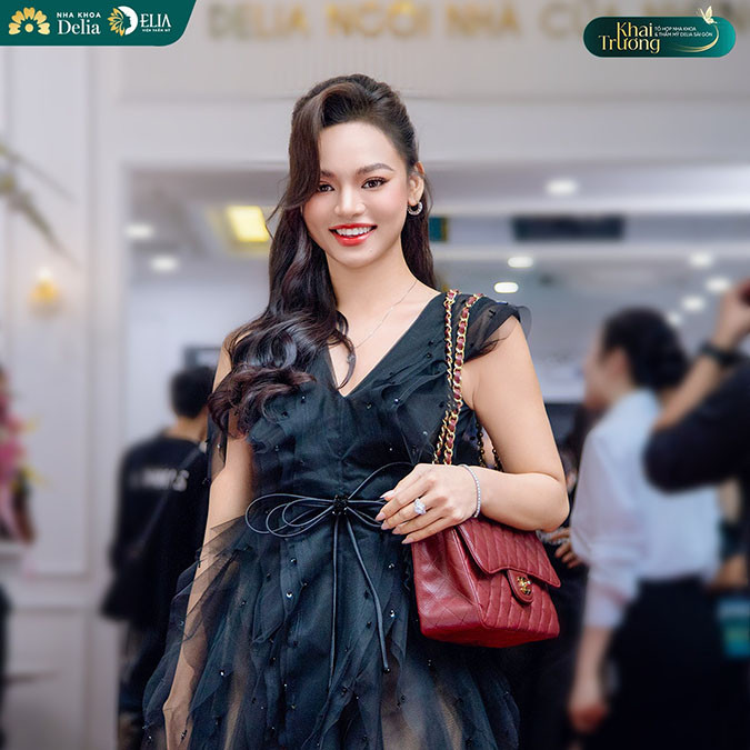 Mai Ngô chụp ảnh tại sự kiện khai trương Delia Beauty Group