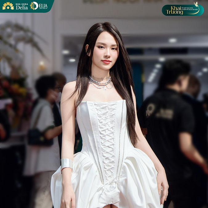 Mai Phương chụp ảnh tại sự kiện khai trương Delia Beauty Group