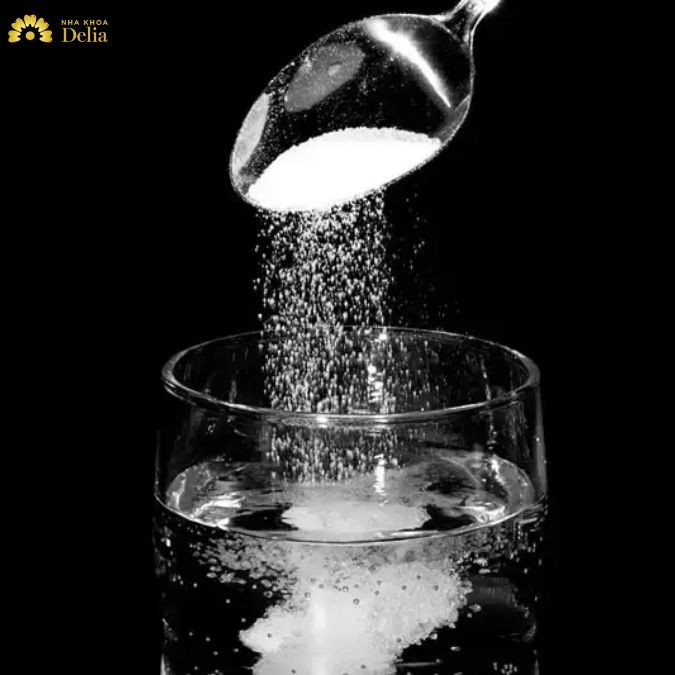 Việc thường xuyên sử dụng nước muối để súc miệng sẽ phá hủy môi trường sống của vi khuẩn bởi nước muối có tính sát trùng, sát khuẩn cao