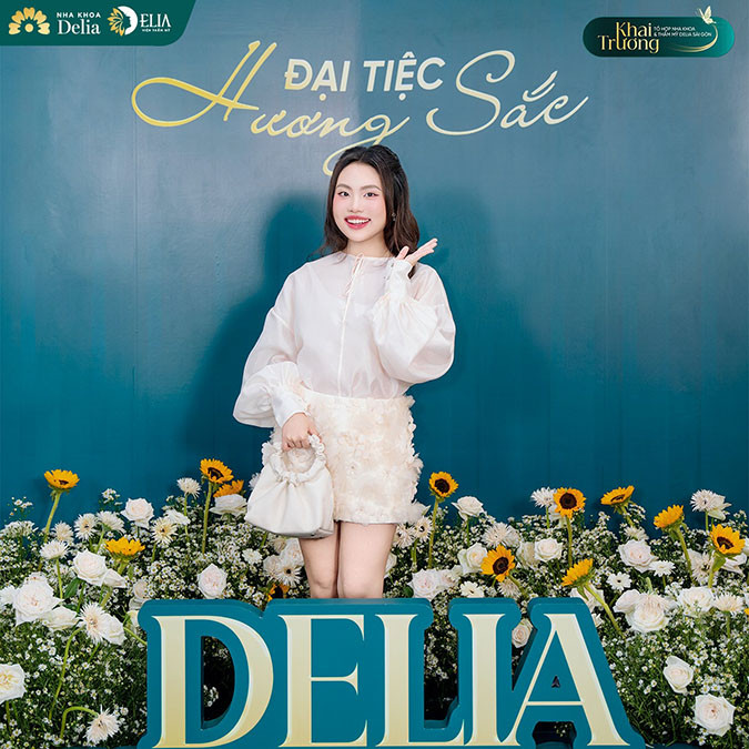 Phương Mỹ Chi chụp ảnh tại sự kiện khai trương Delia Beauty Group
