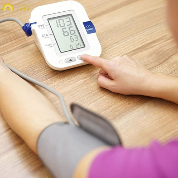 Một chiếc máy đo huyết áp sẽ giúp bà kiểm soát tình trạng sức khỏe của mình một cách thường xuyên