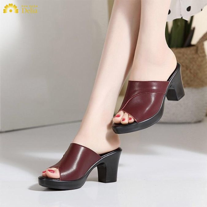 Mua giày, guốc tặng mẹ